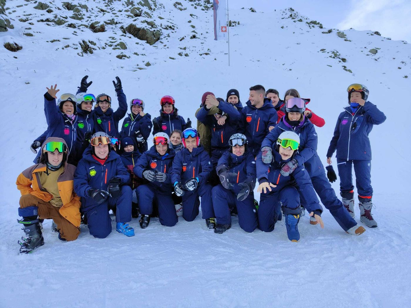 Gruppo del club sulle piste durante un'uscita del fine settimana