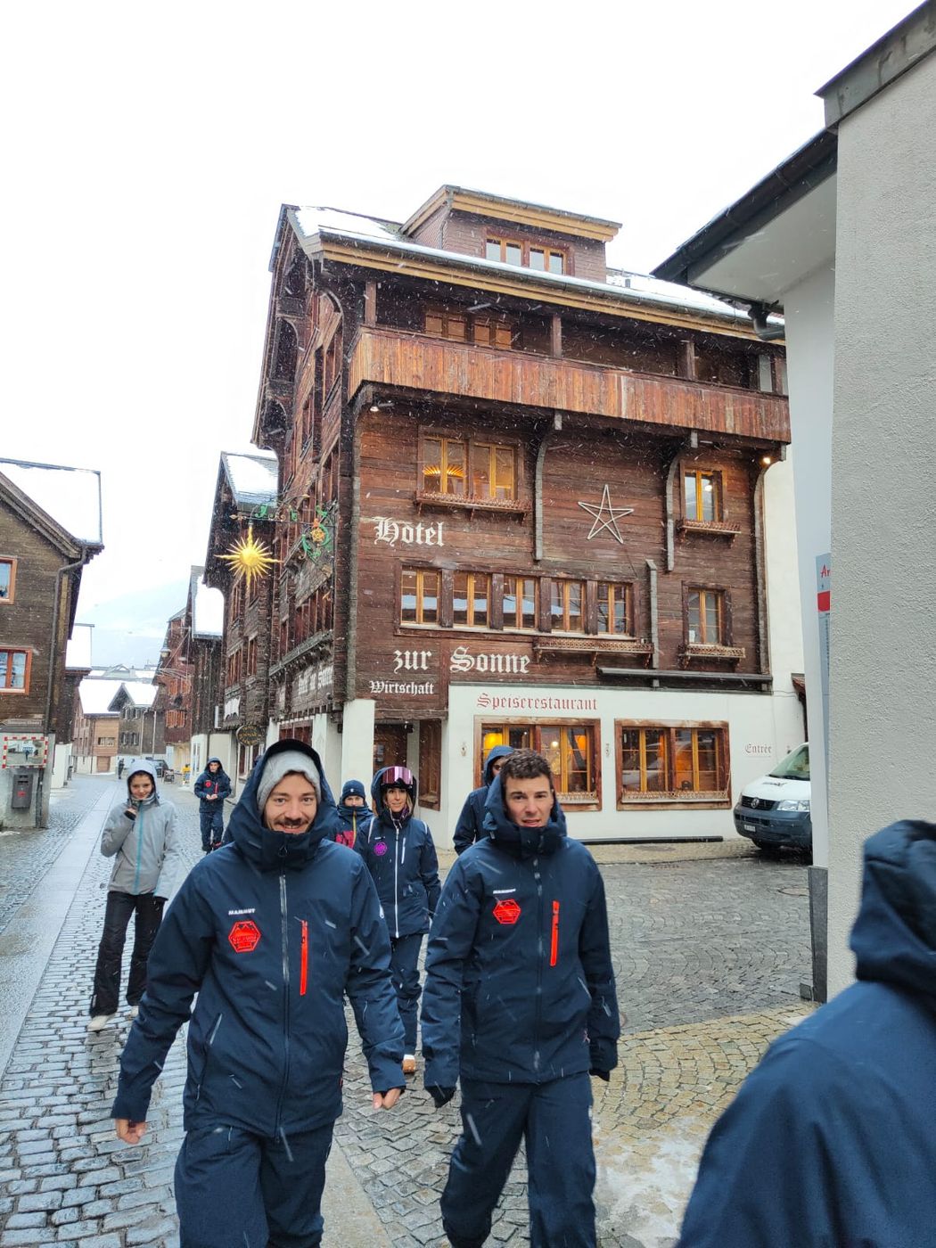 Il gruppo del campeggio davanti all'Innlodge Hotel di Celerina
