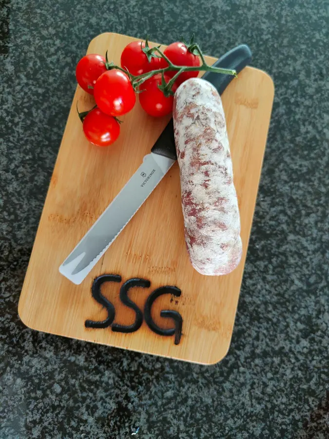 Tagliere in legno marchiato SSG con coltellino Victorinox e un salametto