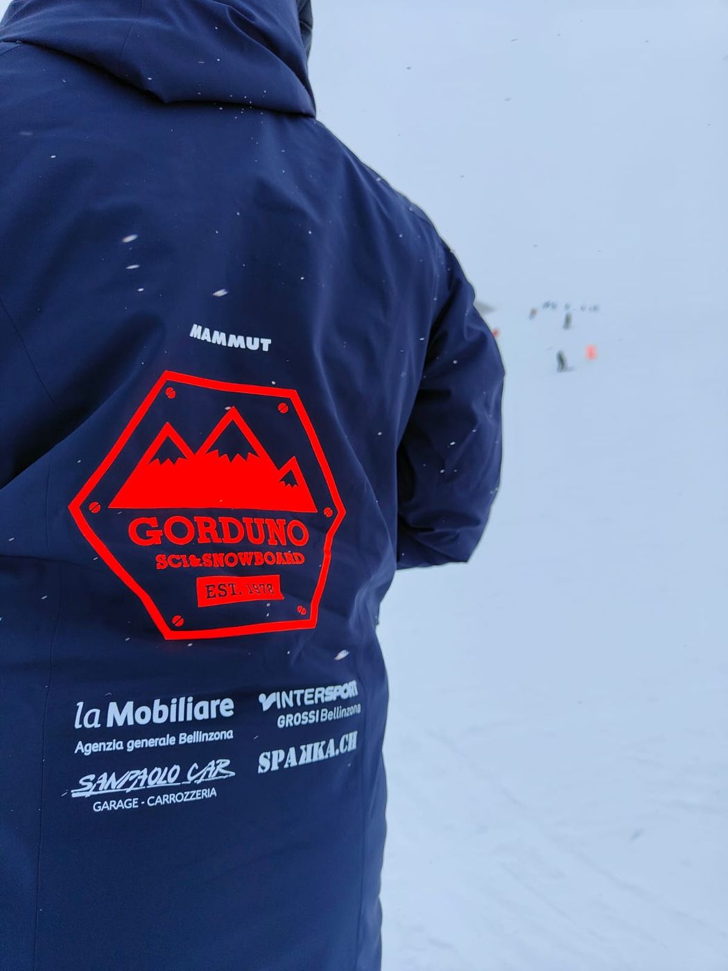 La giacca del club con i loghi degli sponsor stampati